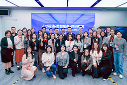 走进标杆现场，共探AI转型——evo真人视讯国际携手企业高管参访埃森哲智能运营中心
